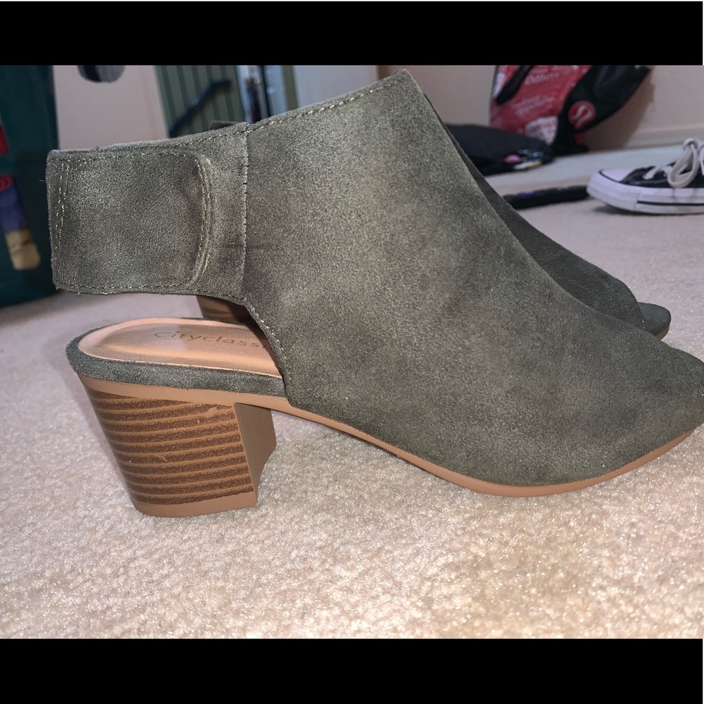 Heels - Picture 2 of 4